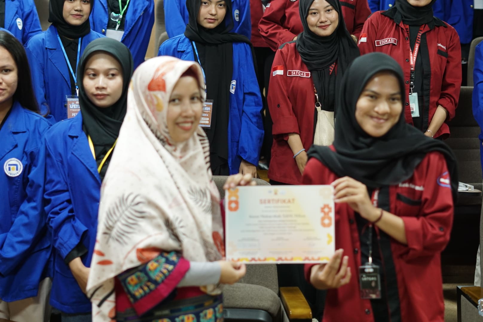 penyerahan sertifikat narasumber kesehatan reproduksi